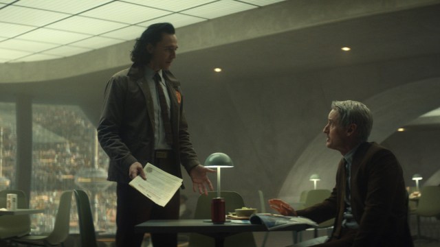 Loki (Tom Hiddleston) and Mobius (Owen Wilson) in Episode 2 of Marvel Studios' “Loki.” Cr: Marvel Studios