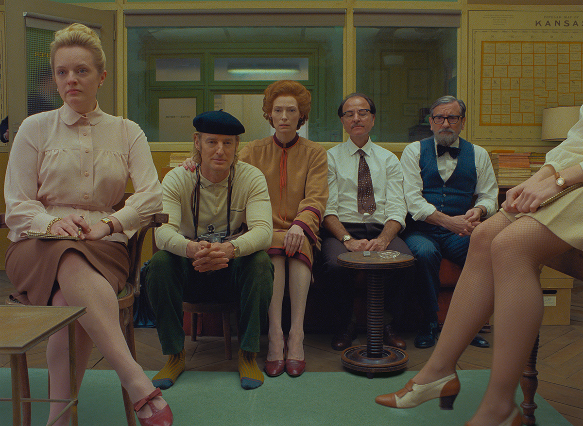 Elisabeth Moss as Alumna, Owen Wilson as Herbsaint Sazerac, Tilda Swinton as J.K.L Berensen, Fisher Stevens as Story Editor and Griffin Dunne as Legal Advisor in director Wes Anderson’s “The French Dispatch.” Cr: Searchlight Pictures
