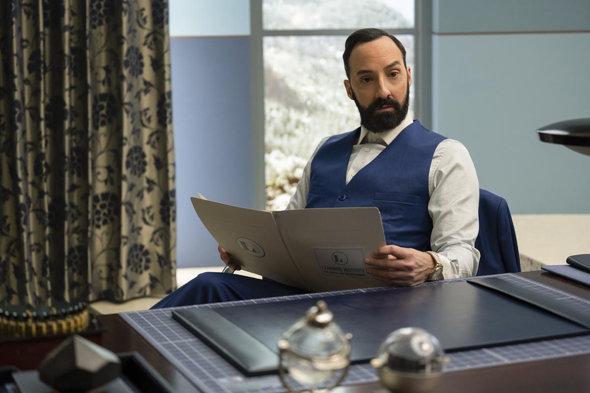 Tony Hale as Mr. Benedict in Episode 4 of “The Mysterious Benedict Society.” Cr: Disney
