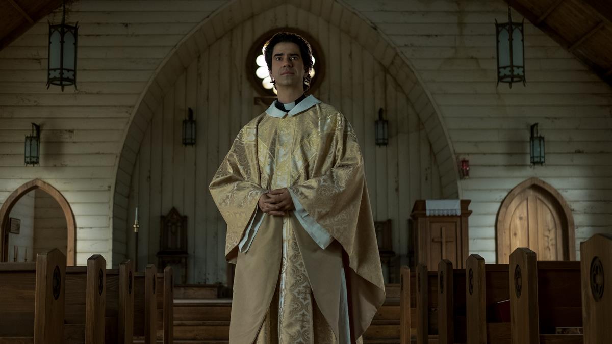 Hamish Linklater as Father Paul in Episode 1 of “Midnight Mass.” Cr. Eike Schroter/Netflix
