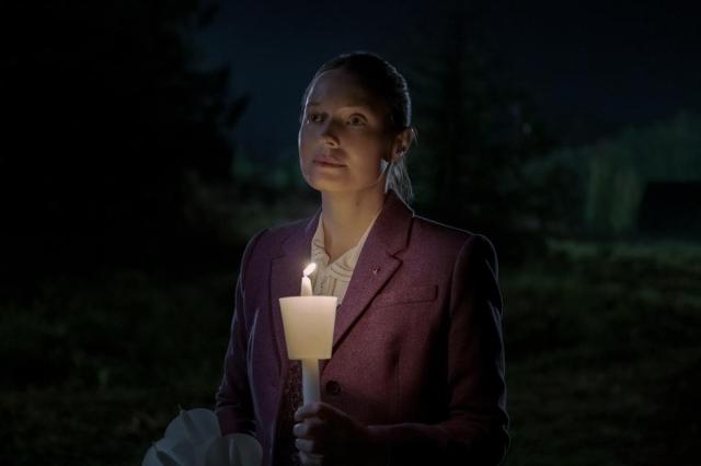 Samantha Sloyan as Bev Keane in Episode 6 of “Midnight Mass.” Cr. Eike Schroter/Netflix