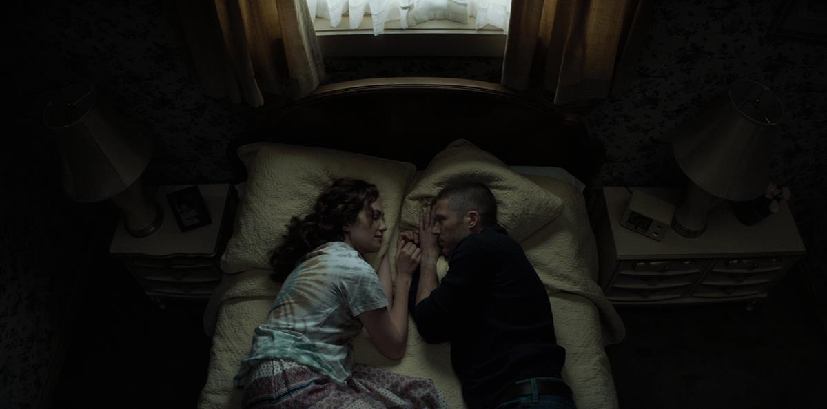Kate Siegel as Erin Greene and Zach Gilford as Riley Flynn in Episode 4 of “Midnight Mass.” Cr. Netflix