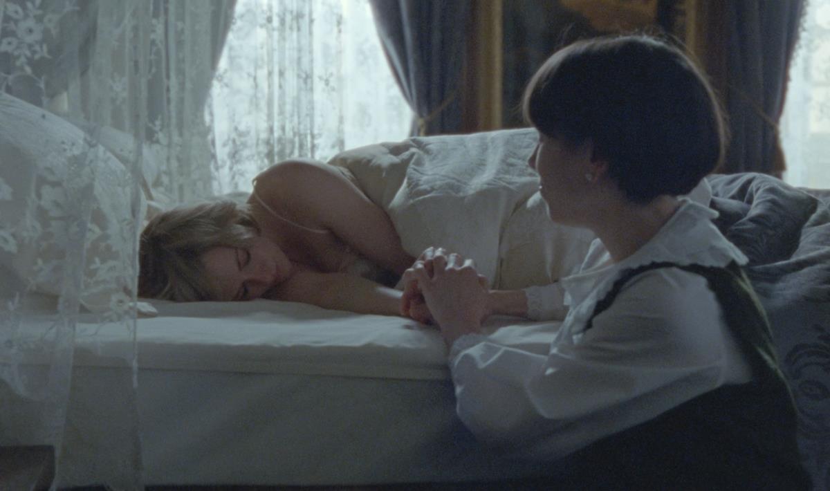 Kristen Stewart as Princess Diana and Sally Hawkins as Maggie in “Spencer.” Cr: Pablo Larraín/NEON