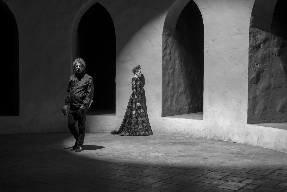 Joel Coen and Frances McDormand on the set of “The Tragedy of Macbeth.” Cr: Alison Cohen Rosa /A24/Apple TV+