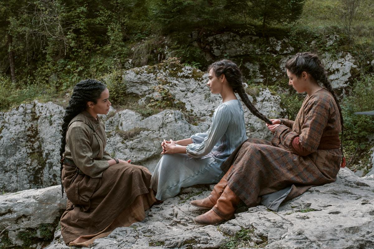 Zoë Robins as Nynaeve al’Meara and Madeleine Madden as Egwene al’Vere in episode 1 of “The Wheel of Time.” Cr: Amazon Studios