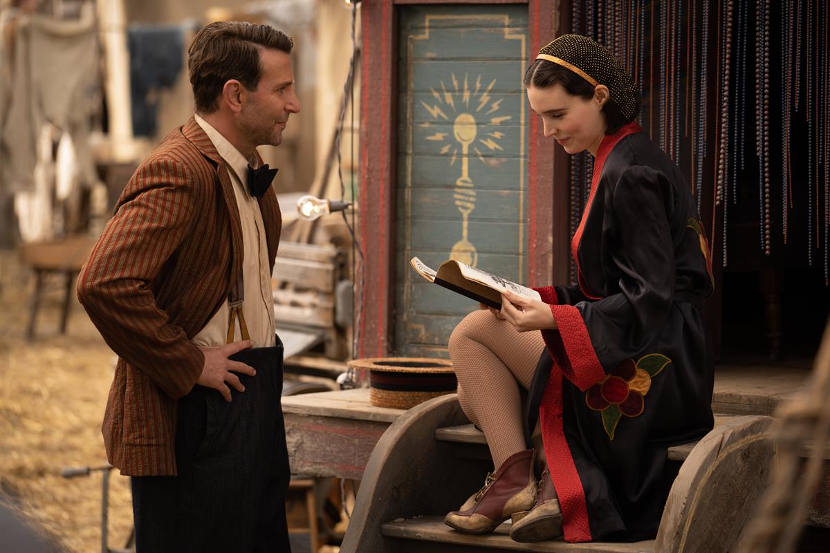 Bradley Cooper as Stanton Carlisle and Rooney Mara as Molly Cahill in director Guillermo del Toro's "Nightmare Alley." Cr: Searchlight Pictures