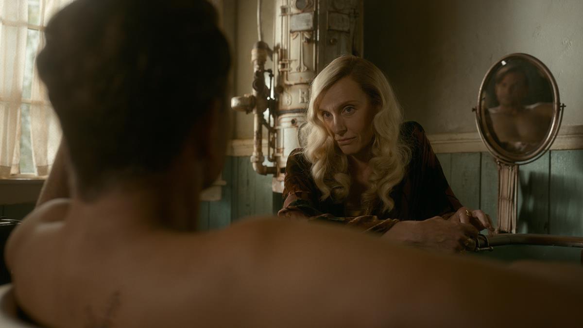 Toni Collette as Zeena the Seer in director Guillermo del Toro's "Nightmare Alley." Cr: Searchlight Pictures