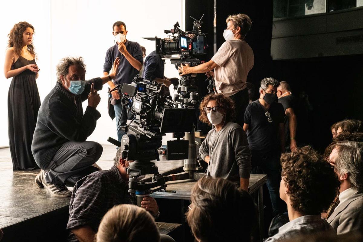 Director Paolo Sorrentino, cinematographer Daria D’Antonio and Sofia Gershevich on the set of “The Hand of God.” Cr: Gianni Fiorito/Netflix