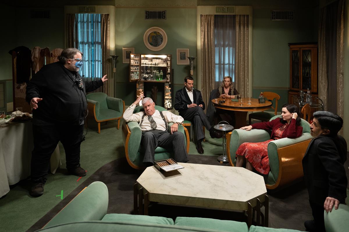 Director Guillermo del Toro, Ron Perlman, Bradley Cooper, Cate Blanchett, Rooney Mara, and Mark Povinelli on the set of "Nightmare Alley." Cr: Searchlight Pictures