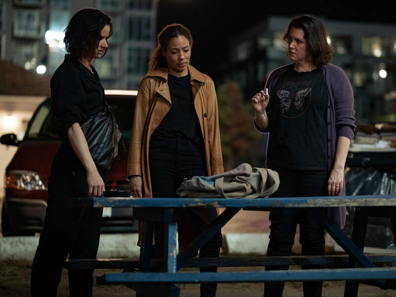 Juliette Lewis as Natalie, Tawny Cypress as Taissa, and Melanie Lynskey as Shauna in season 1 episode 7 of “Yellowjackets.” Cr: Showtime