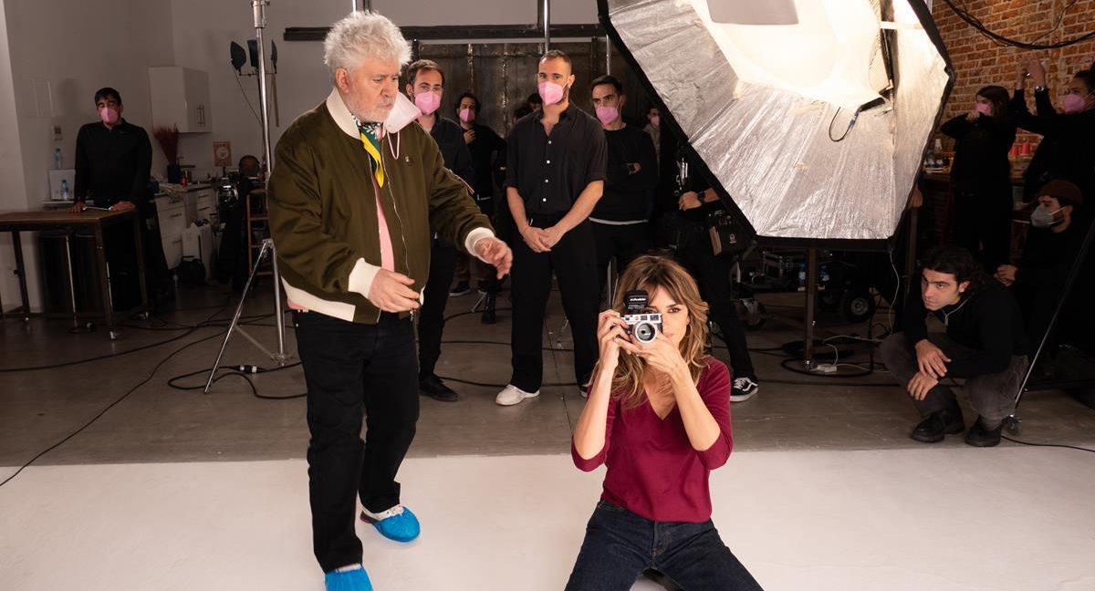 Director Pedro Almodóvar and Penélope Cruz on the set of “Parallel Mothers.” Cr: Sony Pictures
