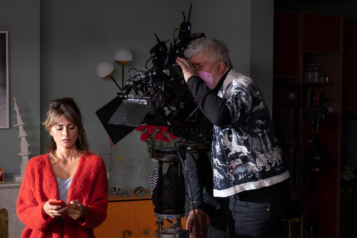 Penélope Cruz and director Pedro Almodóvar on the set of “Parallel Mothers.” Cr: Sony Pictures