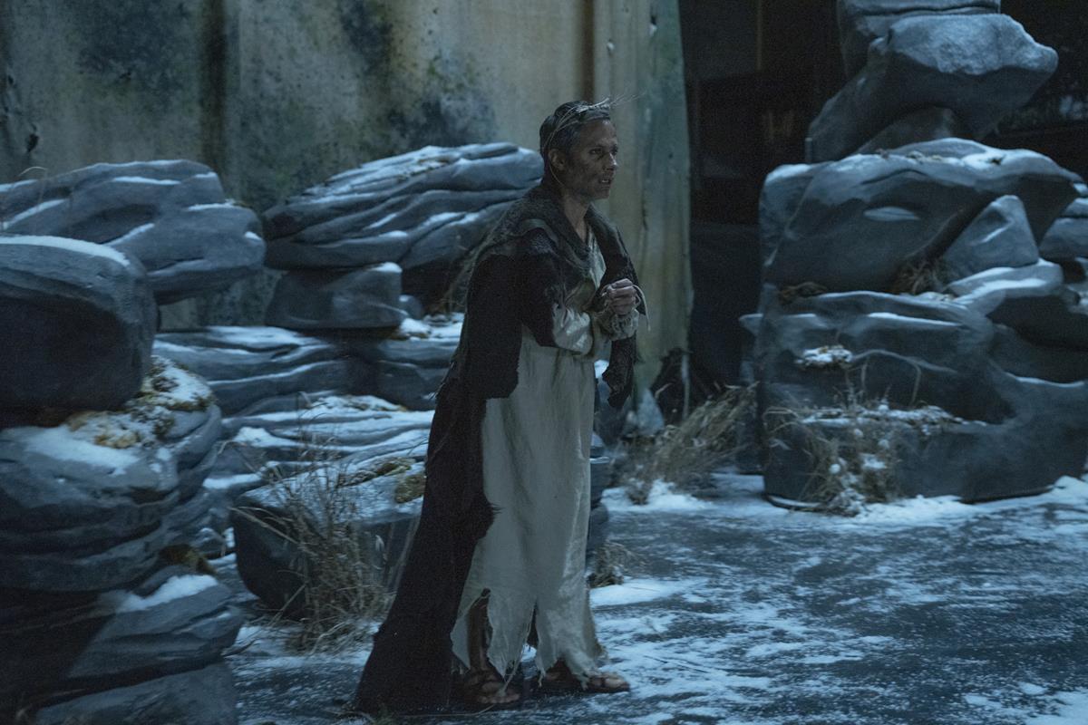 Gael García Bernal as Arthur Leander in season 1 episode 1 of “Station Eleven.” Cr: Warner Media