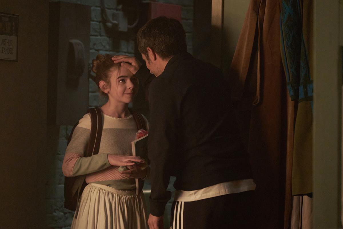 Matilda Lawler as Young Kirsten and Gael García Bernal as Arthur Leander in season 1 episode 8 of “Station Eleven.” Cr: Warner Media