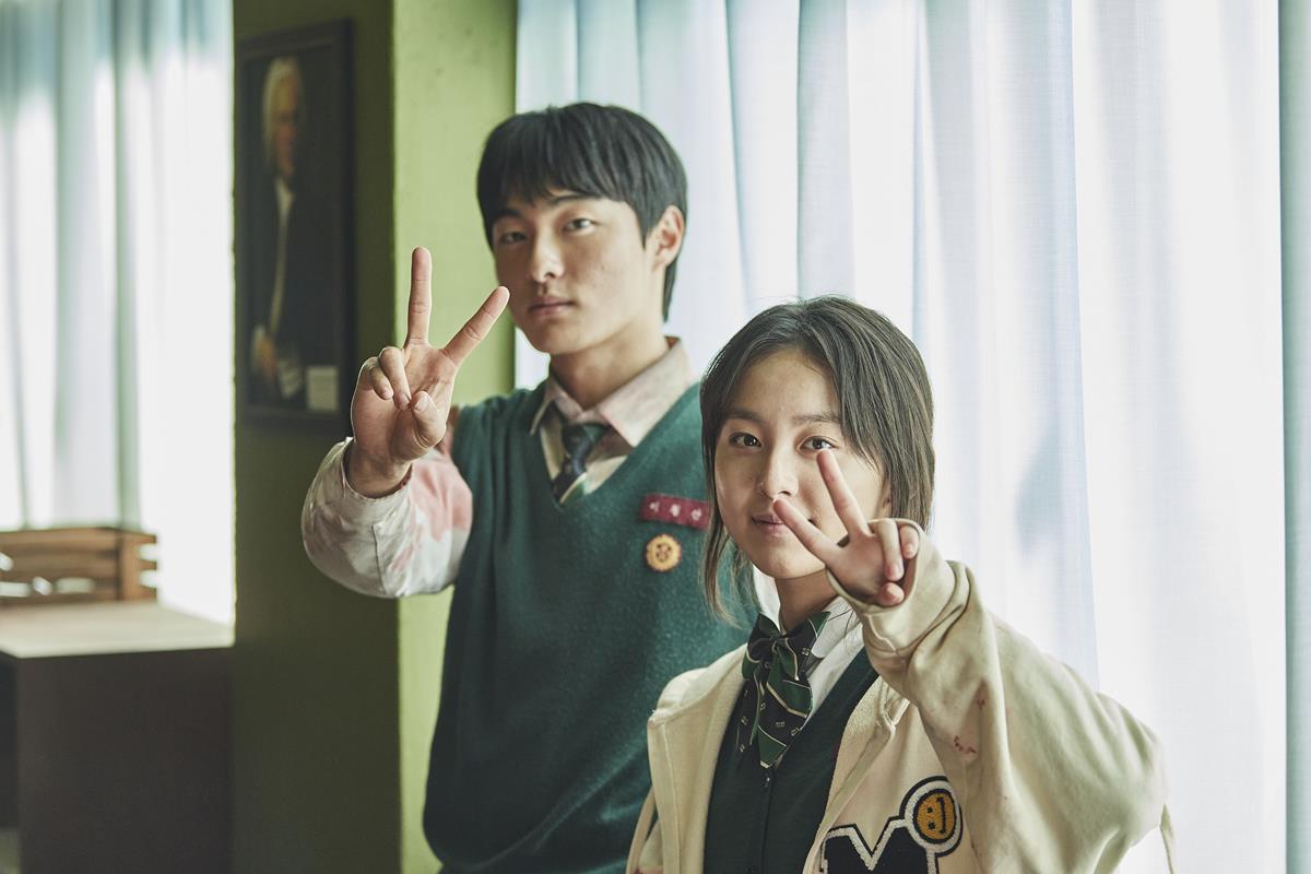 Yoon Chan-young and Park Ji-hu on the set of “All of Us Are Dead.” Cr: Yang Hae-sung/Netflix