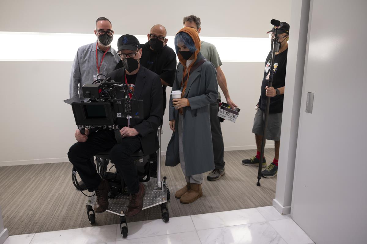 Director Steven Soderbergh and Zoë Kravitz on the set of “Kimi.” Cr: Warner Bros. Pictures