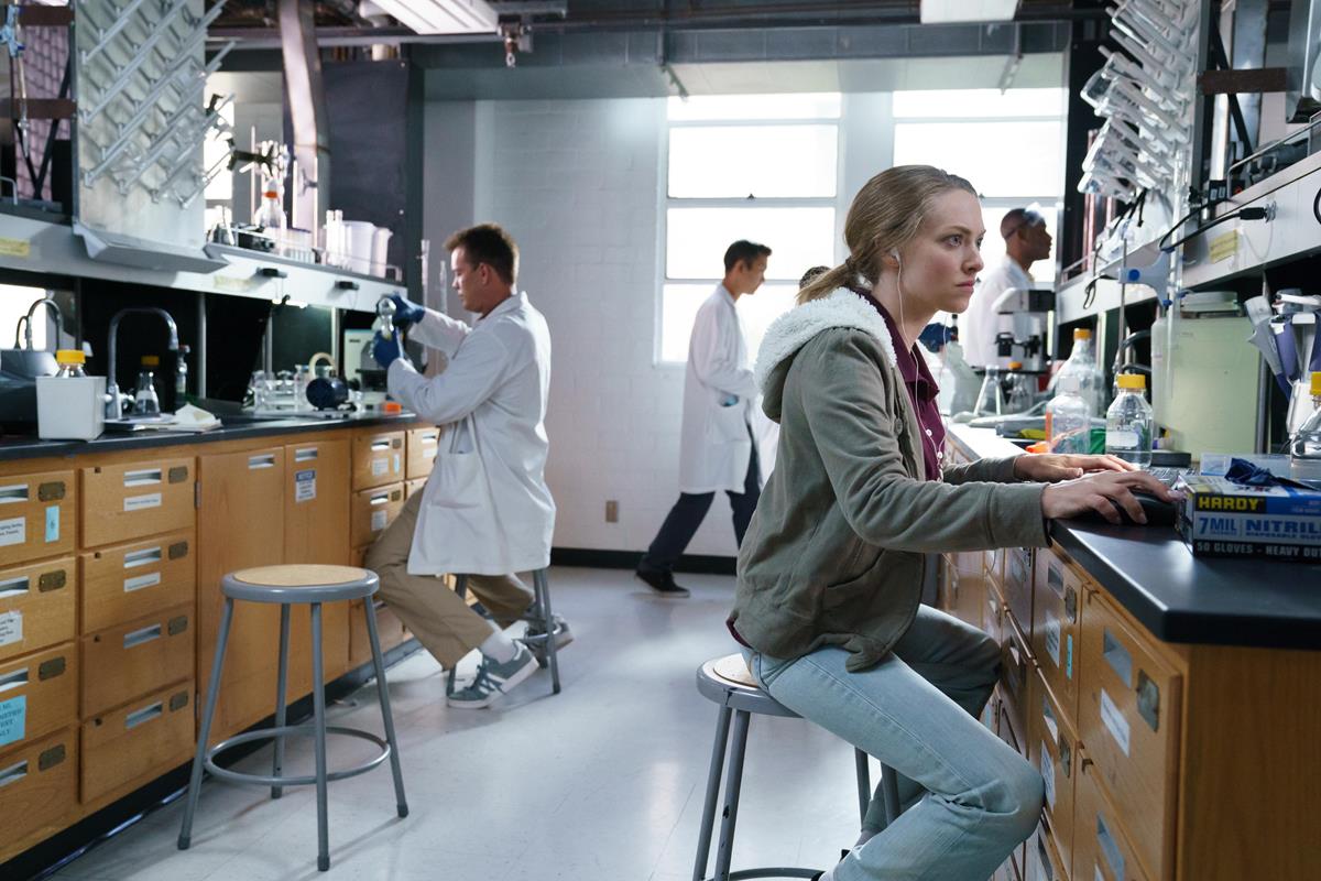 Amanda Seyfried as Elizabeth Holmes in episode 1 of “The Dropout.” Cr: Beth Dubber/Hulu