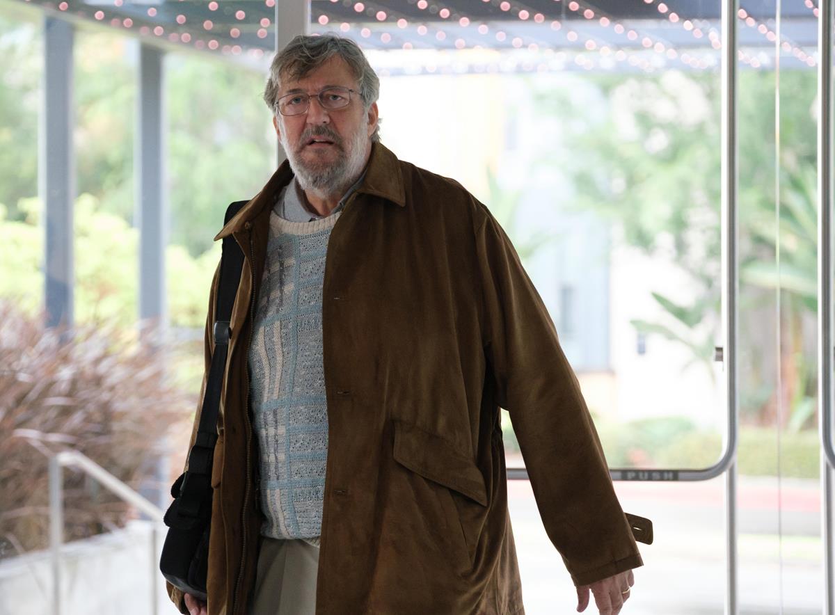 Stephen Fry as Ian Gibbons in episode 3 of “The Dropout.” Cr: Beth Dubber/Hulu