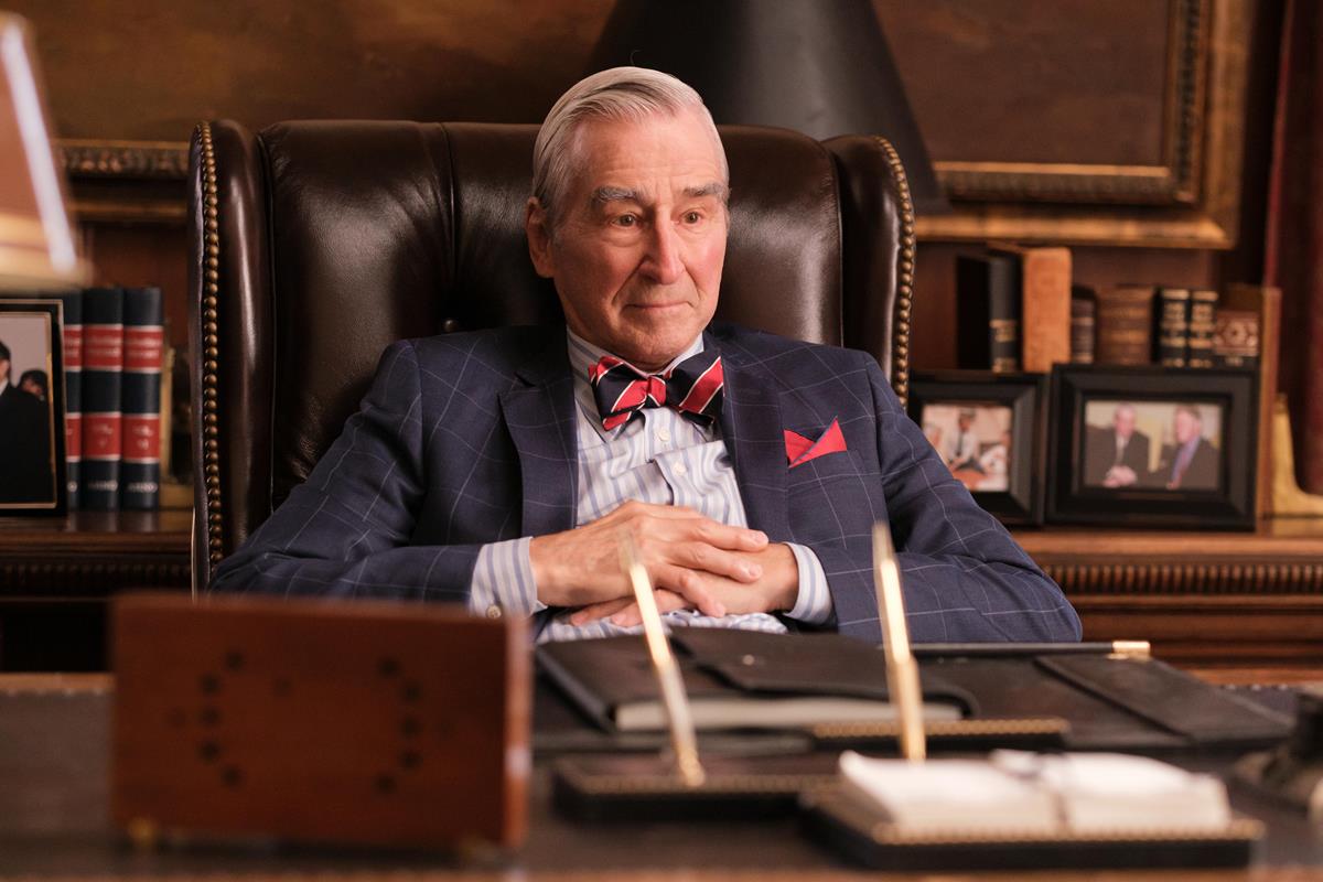 Sam Waterston as George Shultz in episode 4 of “The Dropout.” Cr: Beth Dubber/Hulu