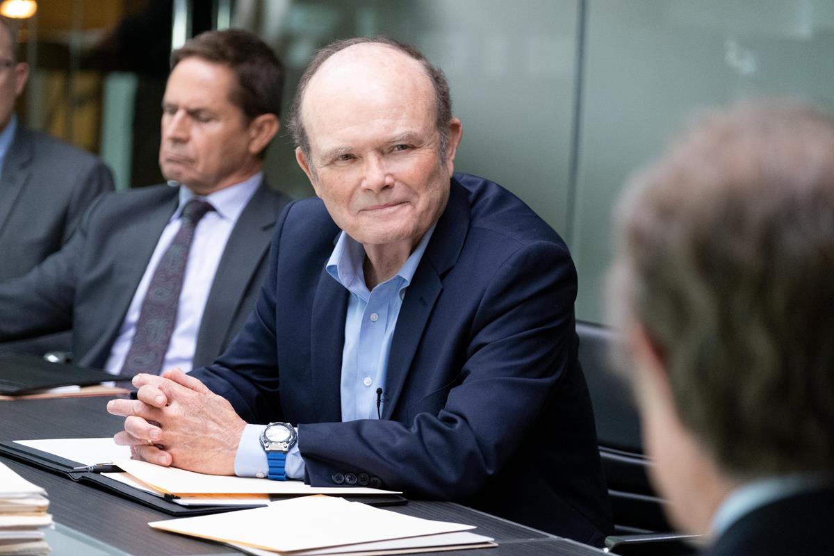 Kurtwood Smith as Richard. David Boies and William H. Macy as Richard Fuisz in episode 5 of “The Dropout.” Cr: Beth Dubber/Hulu