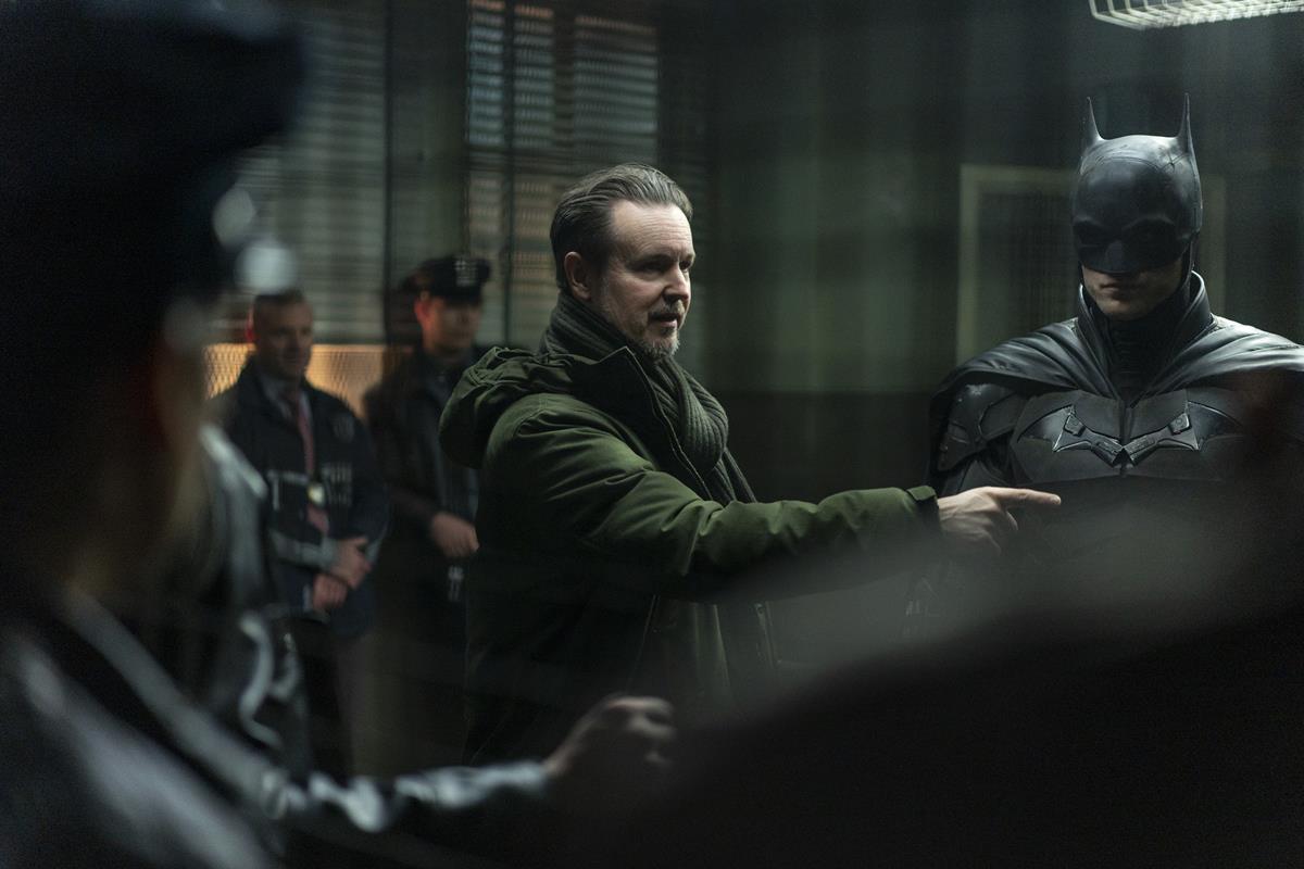 Director Matt Reeves and Robert Pattinson on the set of “The Batman.” Cr: Jonathan Olley/Warner Bros. Pictures