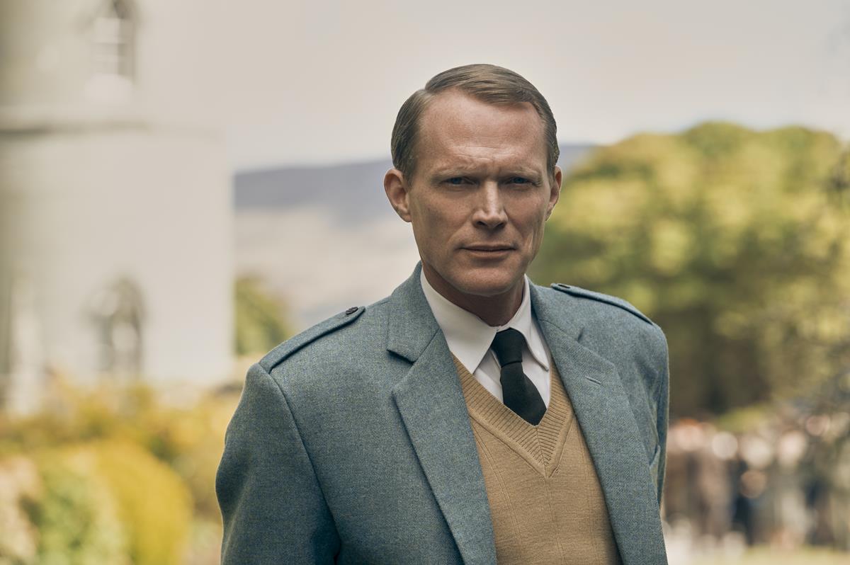 Paul Bettany as Ian Campbell in director Anne Sewitsky’s “A Very British Scandal.” Cr: Alan Peebles/Amazon Studios