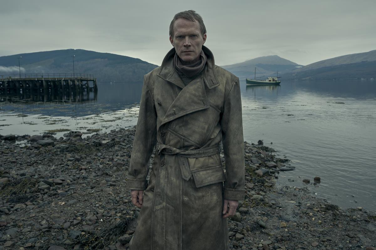 Paul Bettany as Ian Campbell in director Anne Sewitsky’s “A Very British Scandal.” Cr: Alan Peebles/Amazon Studios