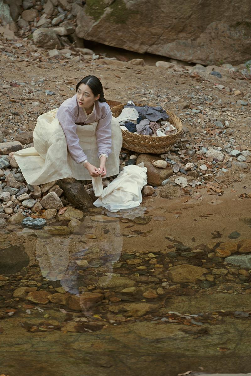 Minha Kim as Teen Sunja in episode 2 of “Pachinko.” Cr: Apple TV+