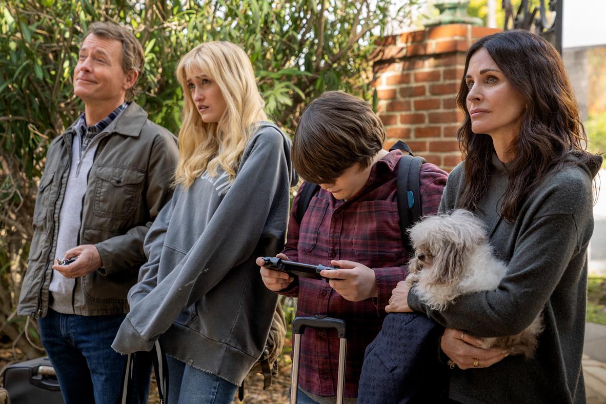 Greg Kinnear as Terry Phelps, Courteney Cox as Patricia “Pat” Phelps, Gus Birney as Gaynor Phelps, Dylan Gage as Jake Phelps in “Shining Vale.” Cr: Kat Marcinowski/Starz