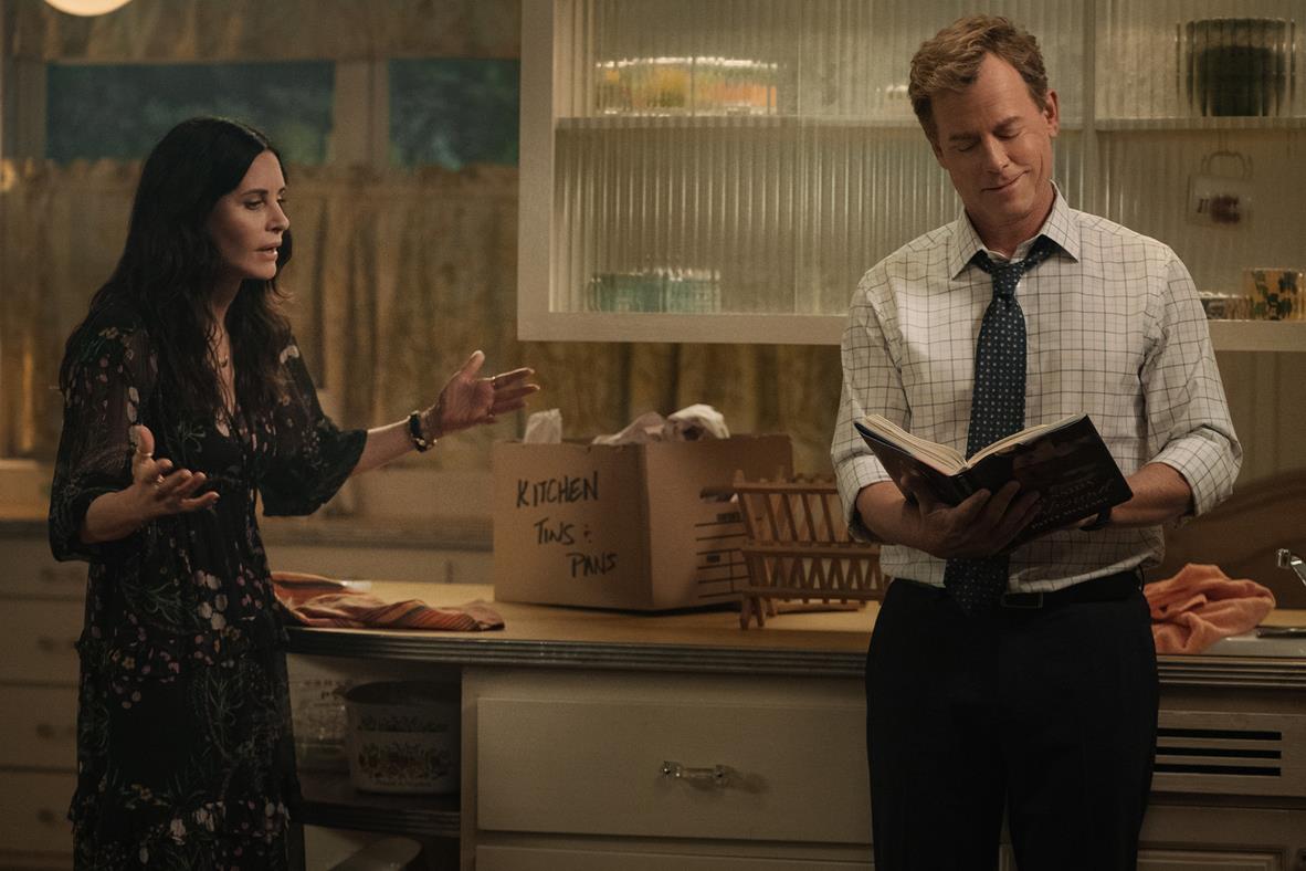 Greg Kinnear as Terry Phelps and Courteney Cox as Patricia “Pat” Phelps in “Shining Vale.” Cr: Kat Marcinowski/Starz