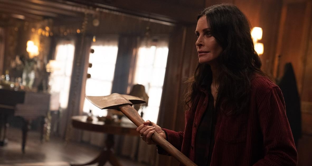 Blending horror with comedy, “Shining Vale” contains homages to horror classics like “The Shining” and “Rosemary’s Baby.” Courteney Cox as Patricia “Pat” Phelps. Cr: Kat Marcinowski/Starz
