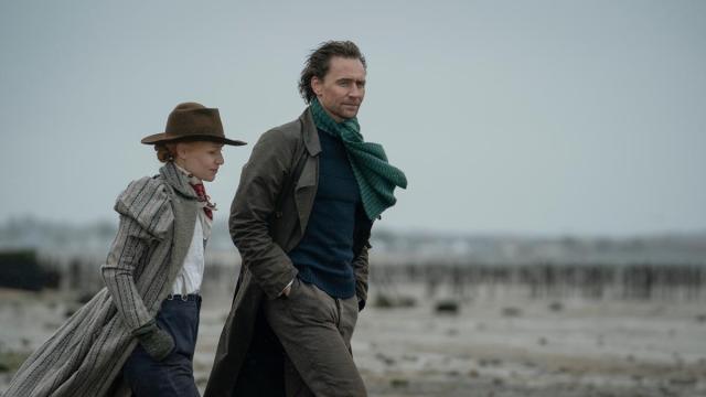 Claire Danes and Tom Hiddleston in “The Essex Serpent.” Cr: Apple TV+