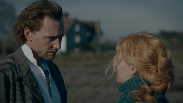 Tom Hiddleston and Claire Danes in “The Essex Serpent.” Cr: Apple TV+