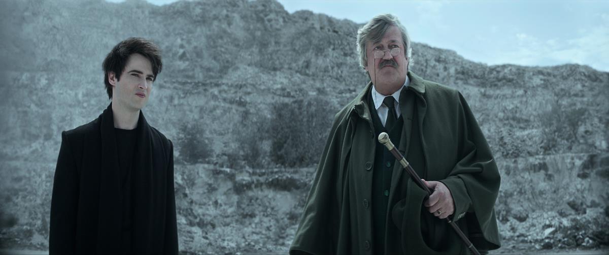 Tom Sturridge as Dream and Stephen Fry as Gilbert in season 1 episode 10 of “The Sandman.” Cr: Netflix