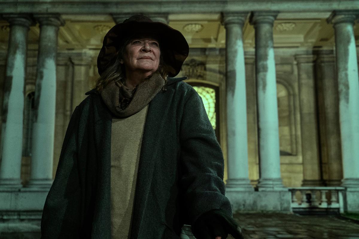 Clare Higgins as Mad Hettie in season 1 episode 3 of “The Sandman.” Cr: Liam Daniel/Netflix