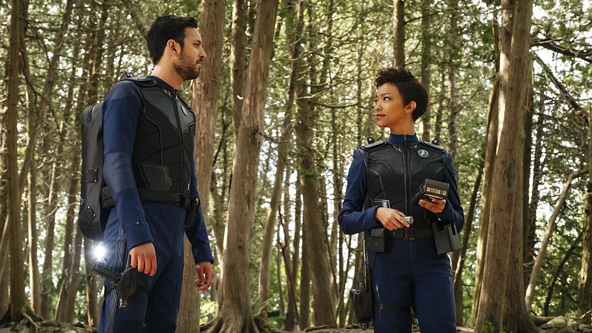 Shazad Latif as Lieutenant Ash Tyler and Sonequa Martin-Green as First Officer Michael Burnham in episode 8 of “Star Trek: Discovery.” Cr: Jan Thijs /Paramount+
