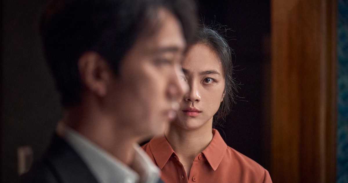 Film auteur Park Chan-wook is riding the wave of the explosion of Korean culture in the US with his latest feature, “Decision to Leave,” starring Park Hae-il as Detective Hae-jun and Tang Wei as Seo-rae. Cr: Mubi