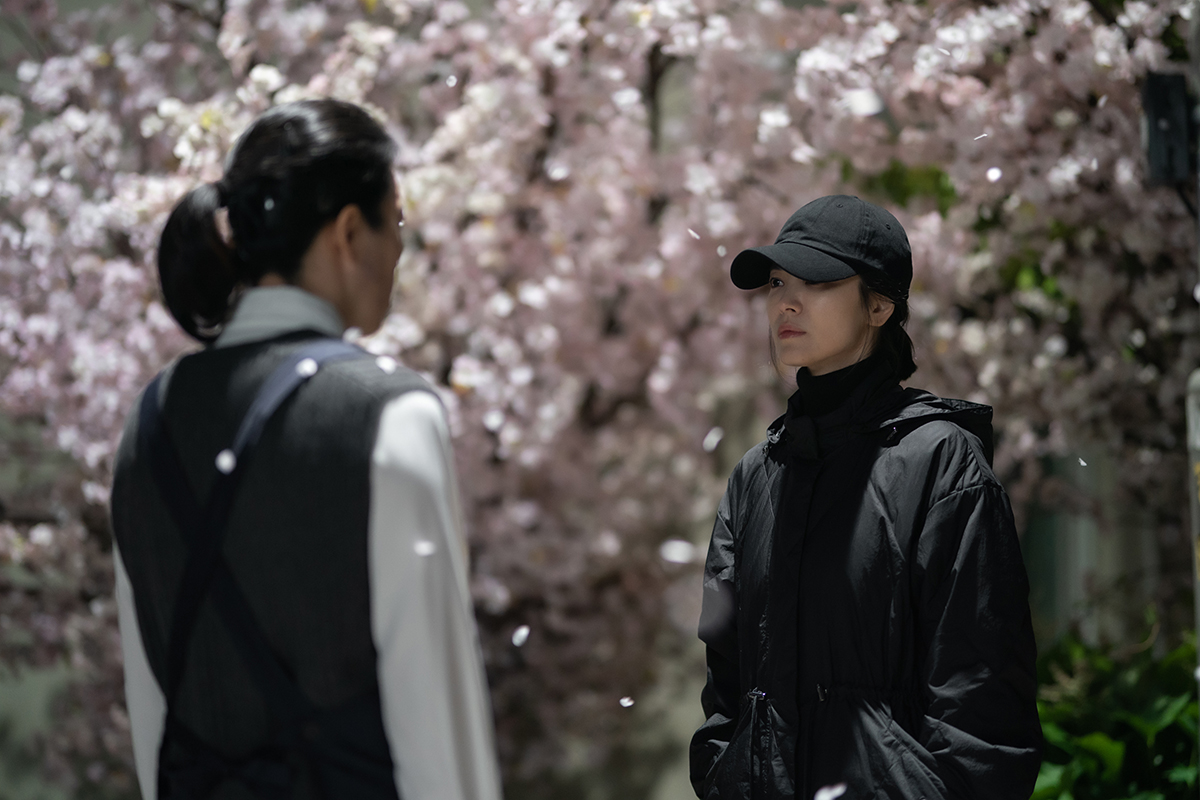 Yeom Hye-ran as Kang Hyeon-nam, Song Hye-kyo as Moon Dong-eun in The Glory Cr. Graphyoda/Netflix © 2022