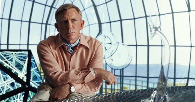 Daniel Craig as Detective Benoit Blanc in writer/director Rian Johnson’s “Glass Onion: A Knives Out Mystery.” Cr: Netflix