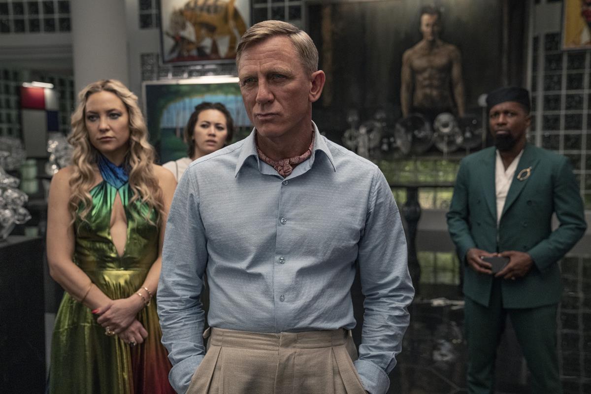 Kate Hudson as Birdie Jay, Jessica Henwick as Peg, Daniel Craig as Detective Benoit Blanc, and Leslie Odom Jr. as Lionel Toussaint in writer/director Rian Johnson’s “Glass Onion: A Knives Out Mystery.” Cr: John Wilson/Netflix