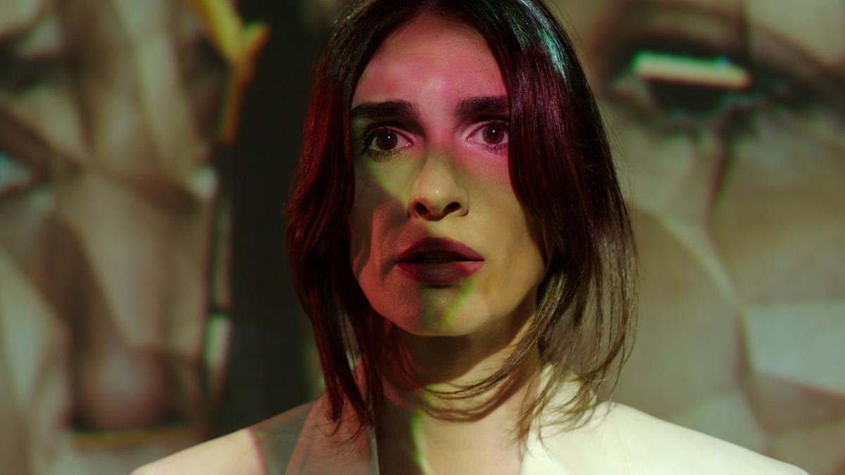 Paz Vega as Ava Mercer in episode “Orange” of “Kaleidoscope.” Cr: Netflix