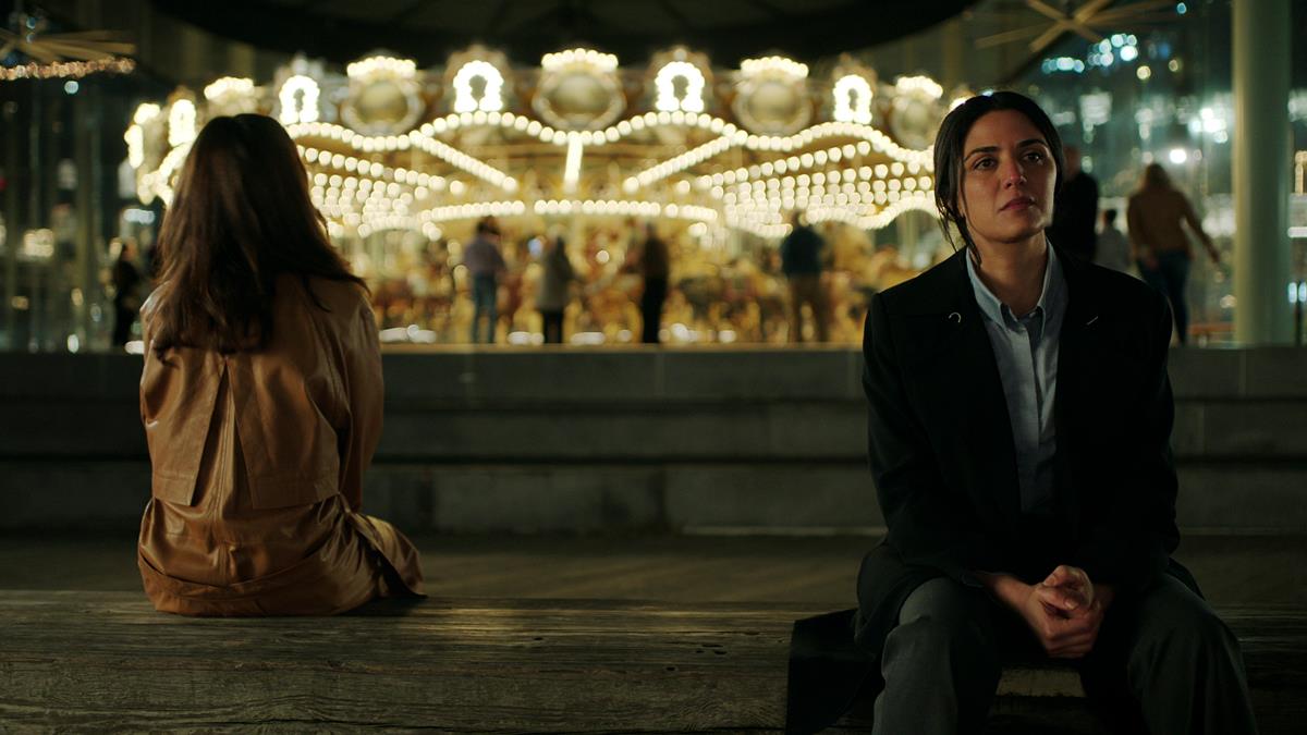 Paz Vega as Ava Mercer and Niousha Noor as Nazan Abassi in episode “Orange” of “Kaleidoscope.” Cr: Netflix
