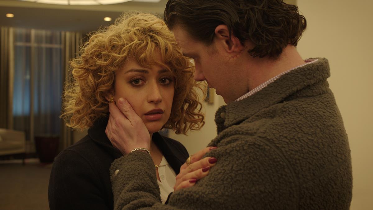 Rosaline Elbay as Judy Goodwin and Peter Mark Kendall as Stan Loomis in episode “Pink” of “Kaleidoscope.” Cr: Netflix