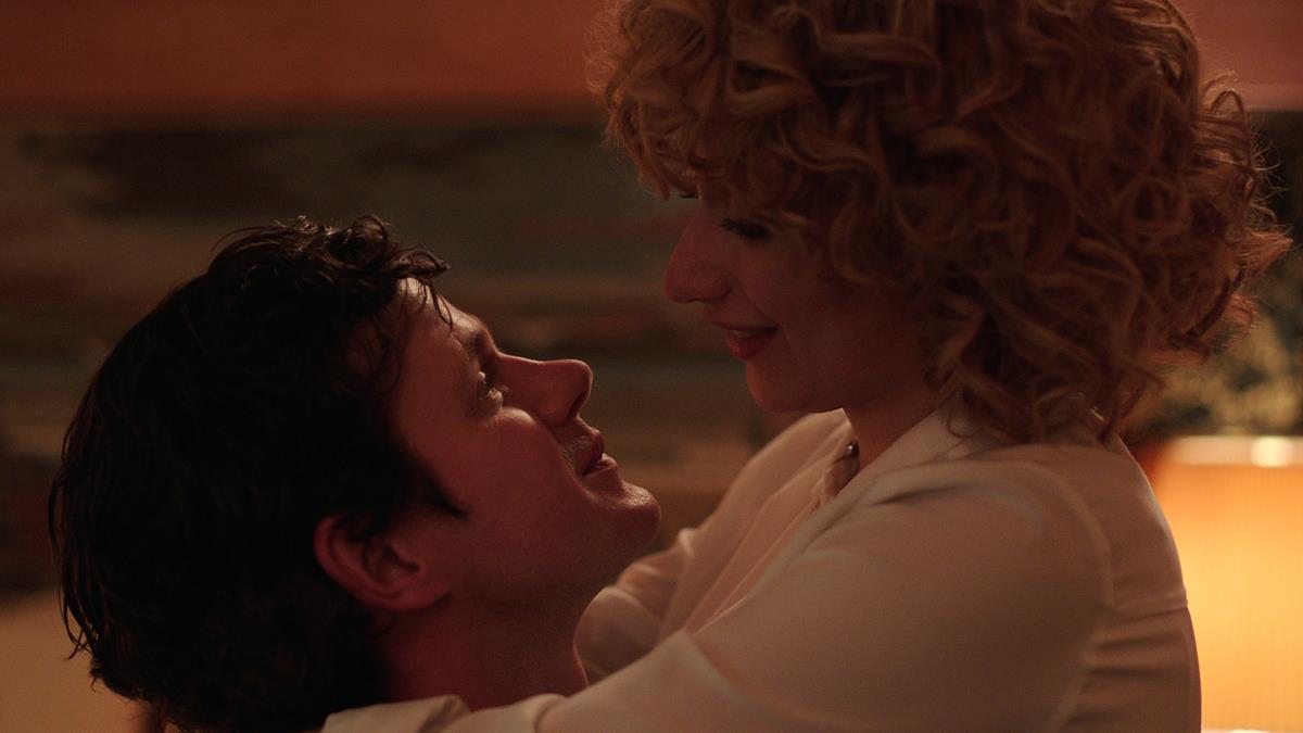 Peter Mark Kendall as Stan Loomis and Rosaline Elbay as Judy Goodwin in episode “Pink” of “Kaleidoscope.” Cr: Netflix