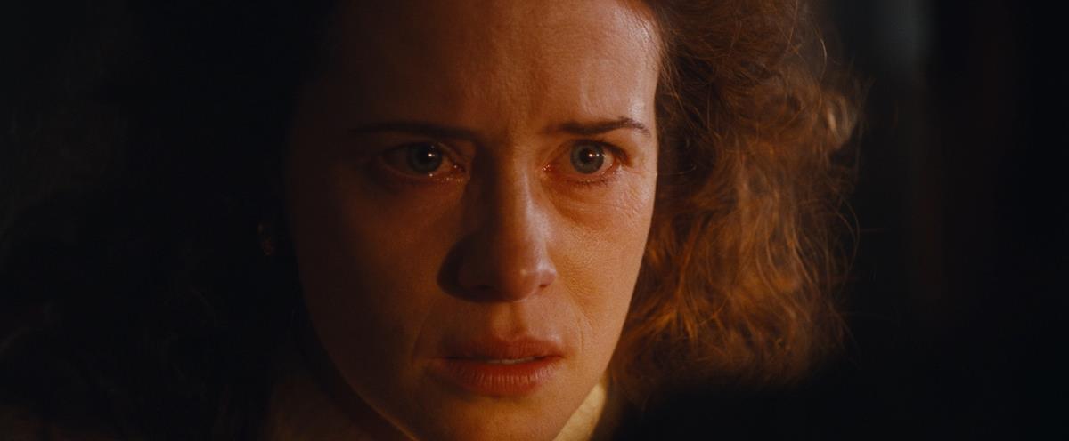 Claire Foy in “All of Us Strangers.” Cr: Searchlight Pictures