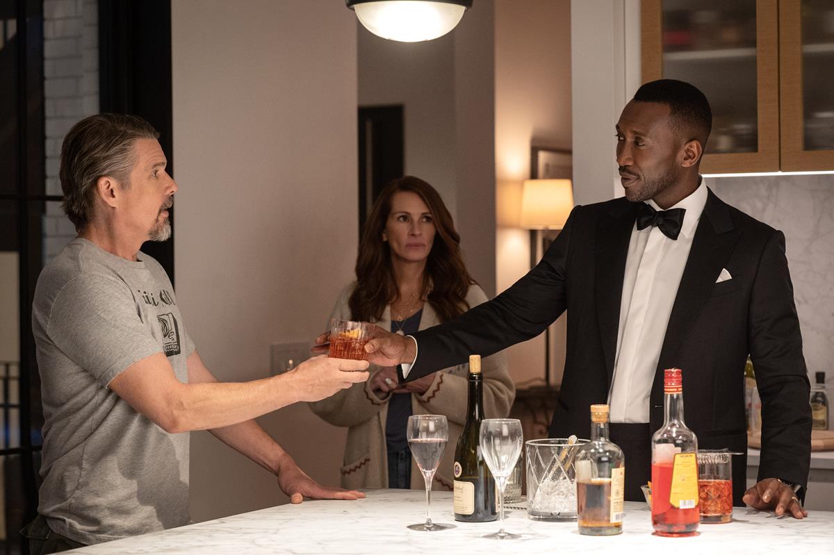 Ethan Hawke as Clay, Julia Roberts as Amanda and Mahershala Ali as G.H. in “Leave the World Behind,” written and directed by Sam Esmail. Cr: JoJo Whilden/Netflix