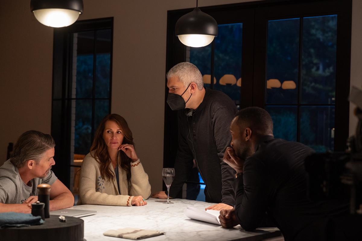 Ethan Hawke, Julia Roberts, writer-director Sam Esmail and Mahershala Ali on the set of “Leave the World Behind.” Cr: Netflix