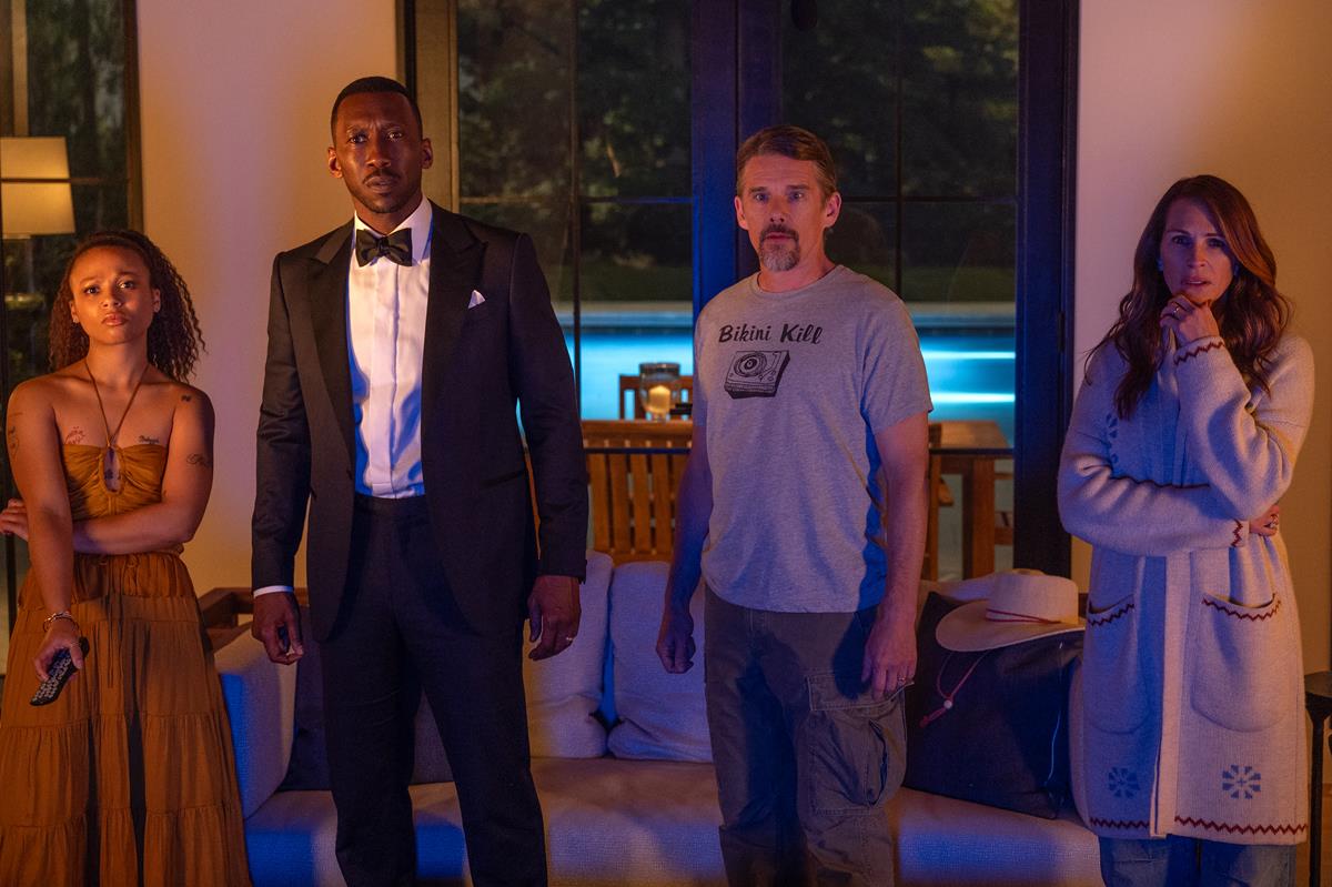 Myha’la as Ruth, Mahershala Ali as G.H., Ethan Hawke as Clay and Julia Roberts as Amanda in “Leave the World Behind,” written and directed by Sam Esmail. Cr: JoJo Whilden/Netflix