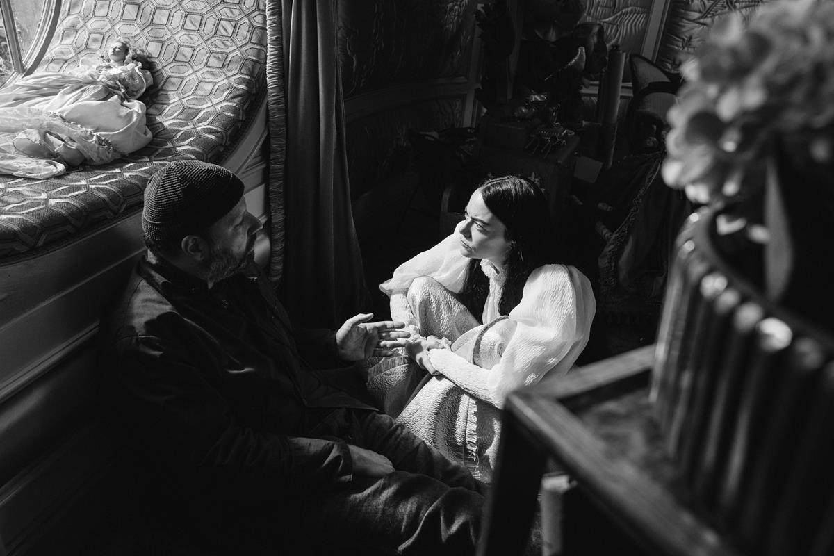 Yorgos Lanthimos and Emma Stone on the set of “Poor Things.” Cr: Atsushi Nishijima/Searchlight Pictures