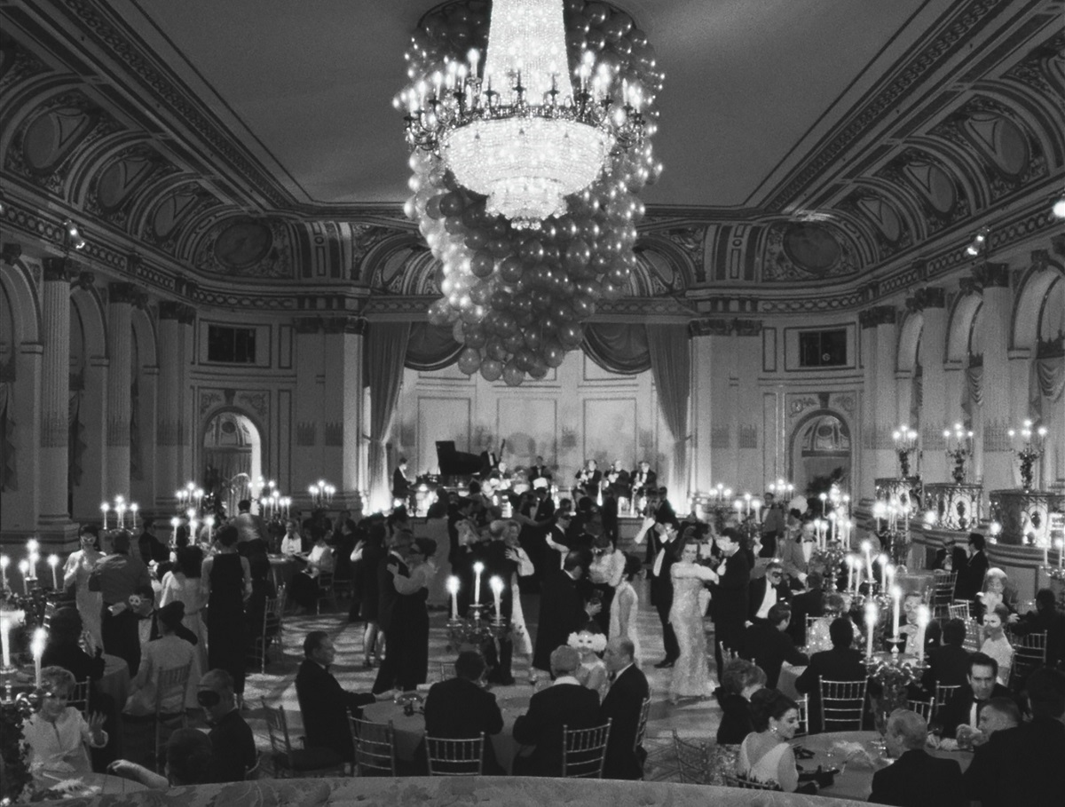 The Black and White Ball in “Masquarade 1966,” Episode 3 of “FEUD: Capote vs. The Swans.” Cr: FX